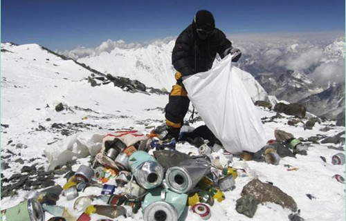 西藏发起珠穆朗玛峰垃圾清理运动
